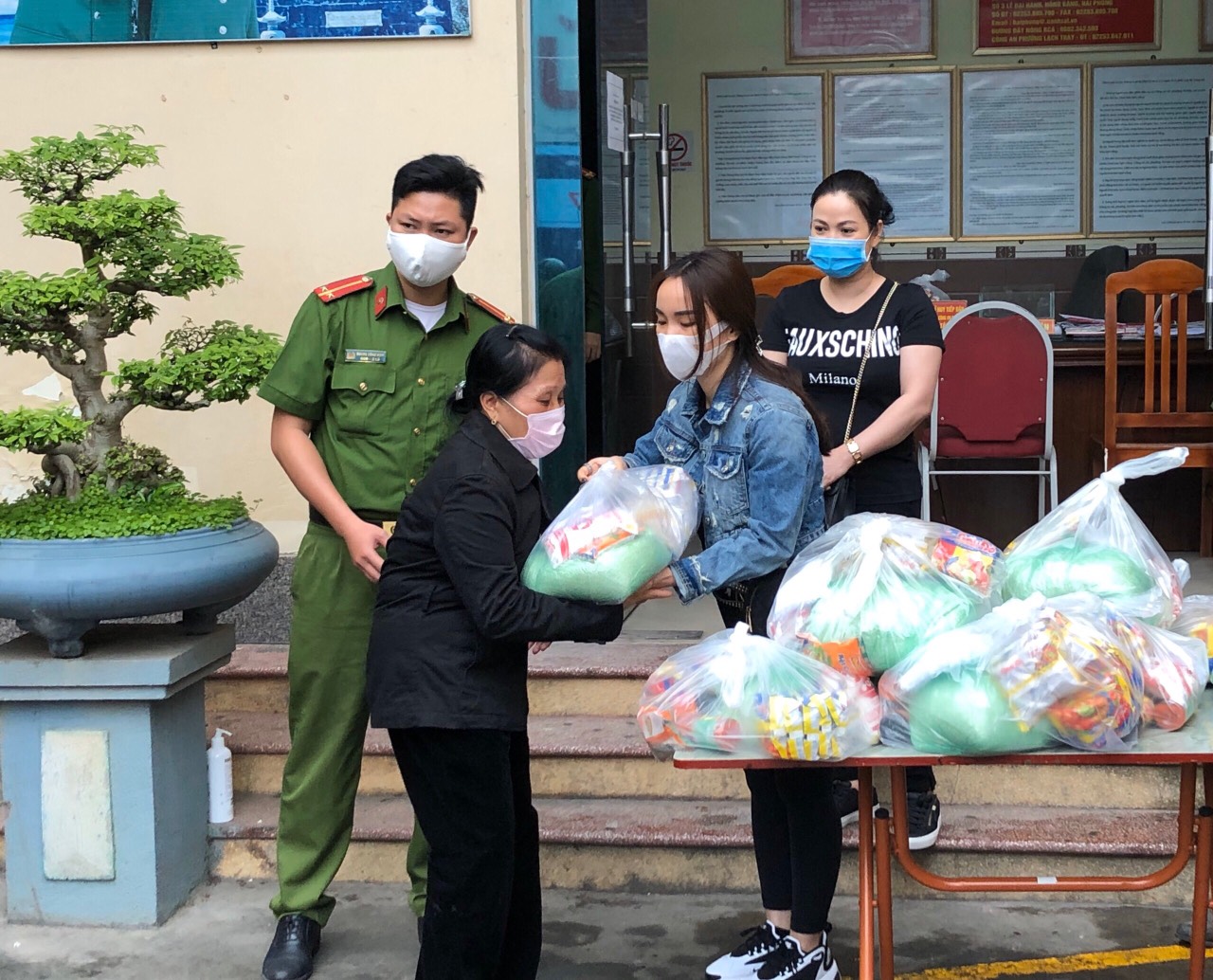 Công an phường Lạch Tray: Vận động 72 suất quà tặng hộ nghèo gặp khó khăn trên địa bàn